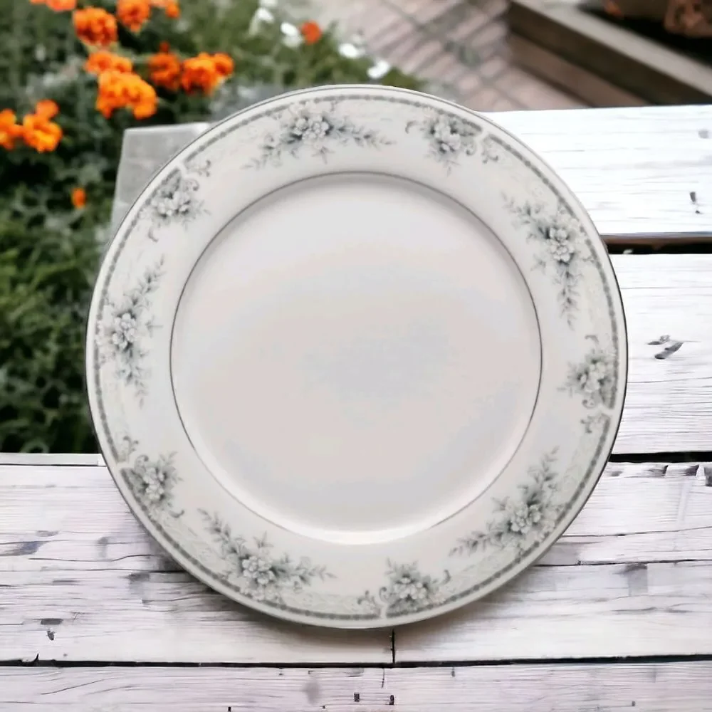 Noritake Sweet Leilani‎ Dinner Plate Platinum Trimmed 10.5
